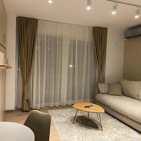 Golden Nook - Modern With Balcony Daire Podgoriçe