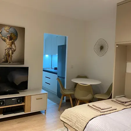 Golden Nook - Modern With Balcony Daire Podgoriçe