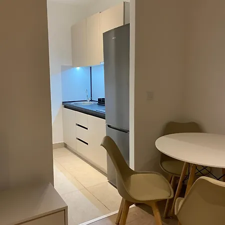 Golden Nook - Modern With Balcony *