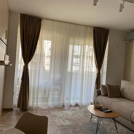 Golden Nook - Modern With Balcony Podgoriçe