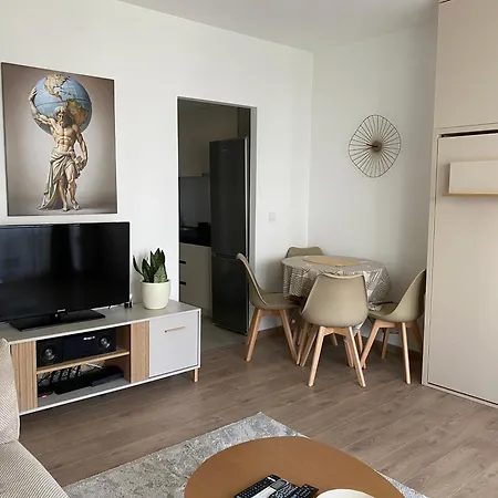 Golden Nook - Modern With Balcony *